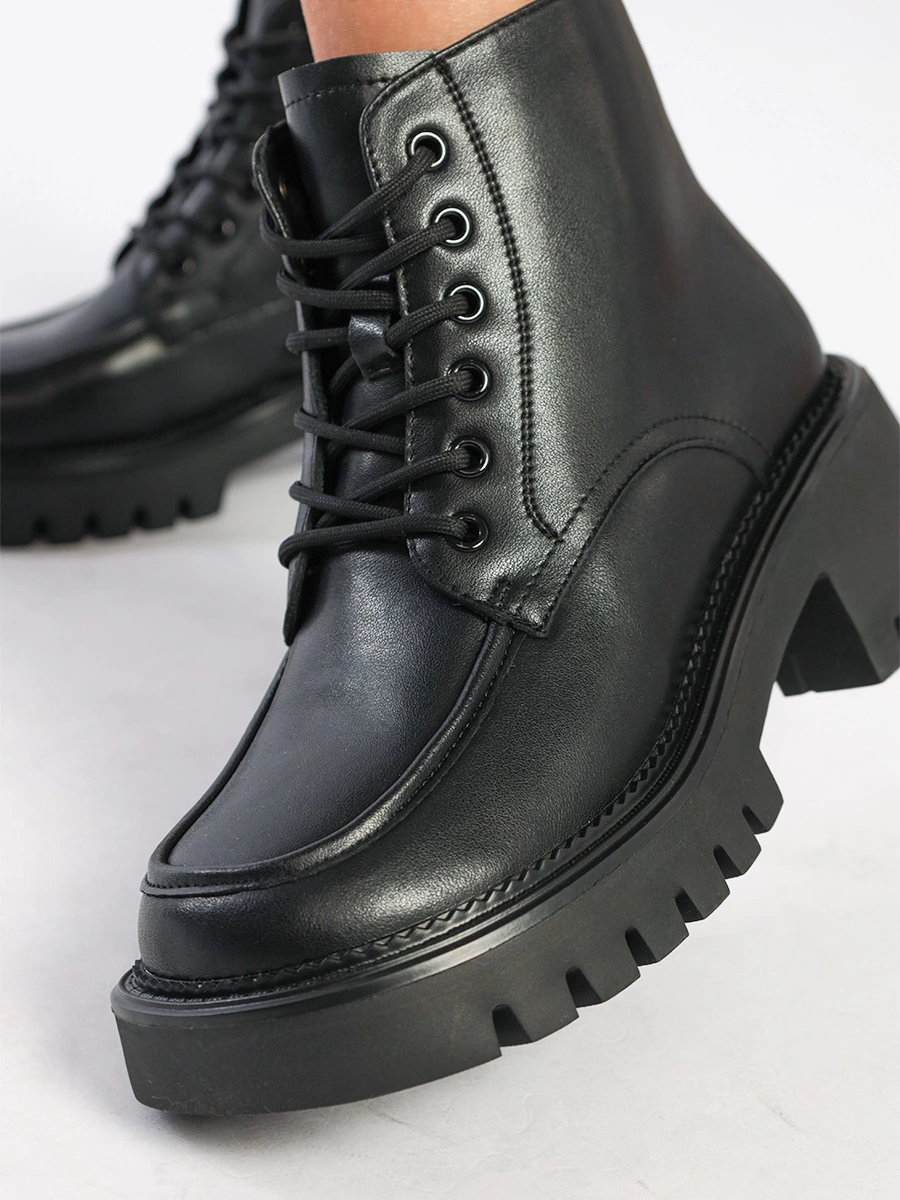 Ботинки-чанки черные со шнуровкой